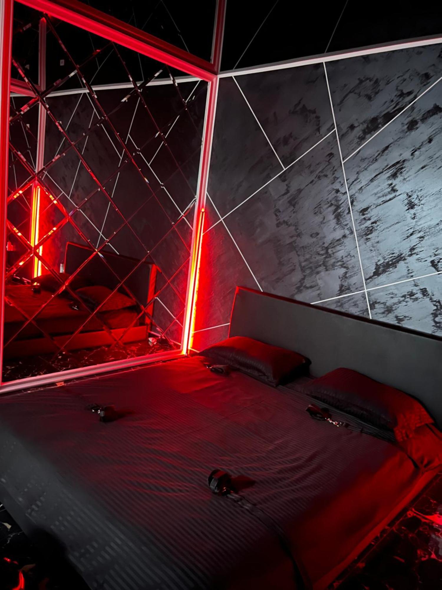 Adult Only Fantasy Room بوخارست المظهر الخارجي الصورة
